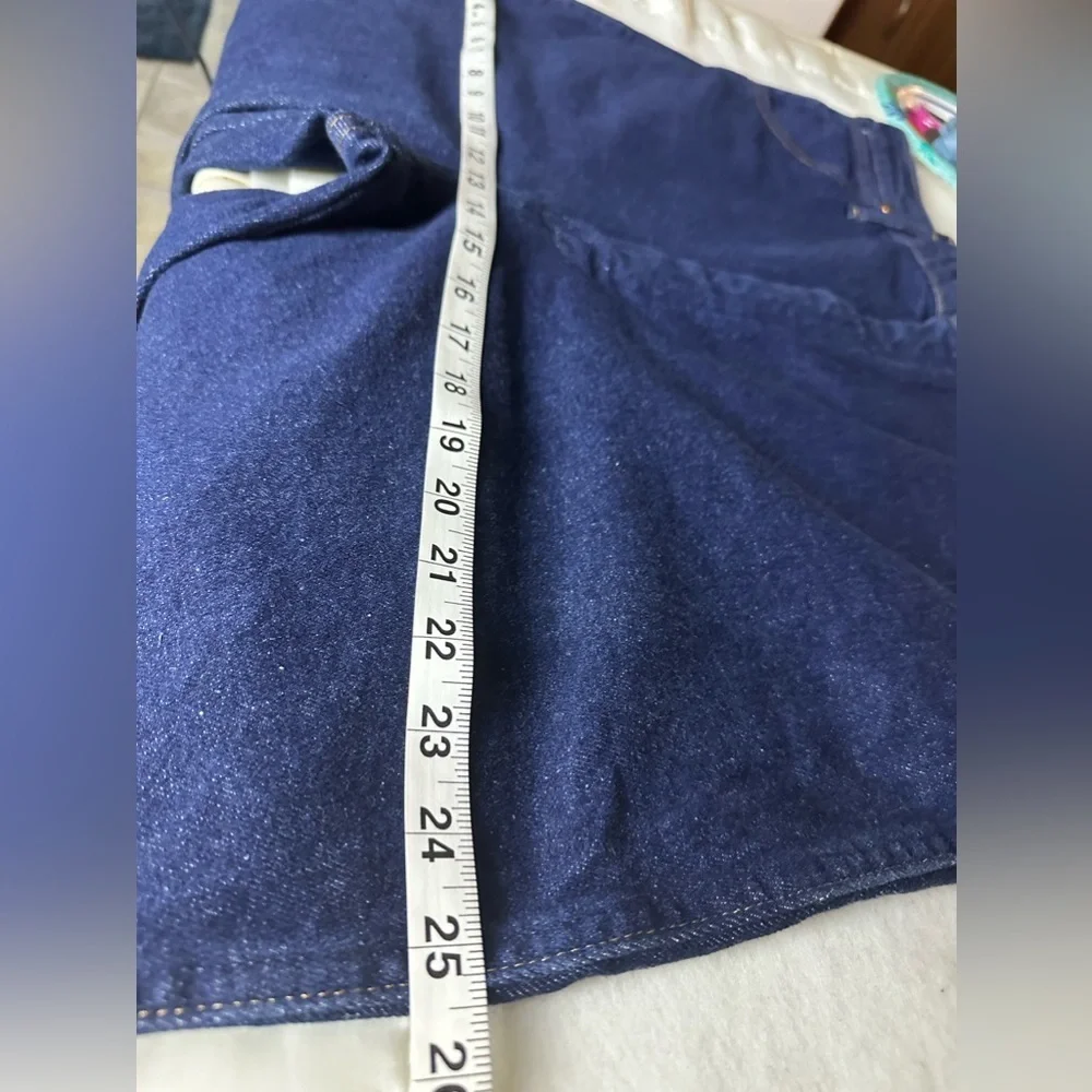 , wrangler, 42x32, 98% cotton, 2% spandex.